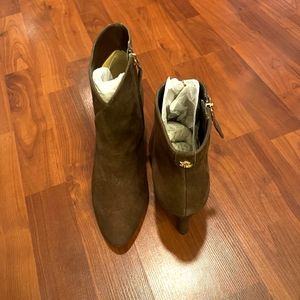 Classy Chestnut Brown 🌰 Ralph Lauren Booties! Suede with a great details!